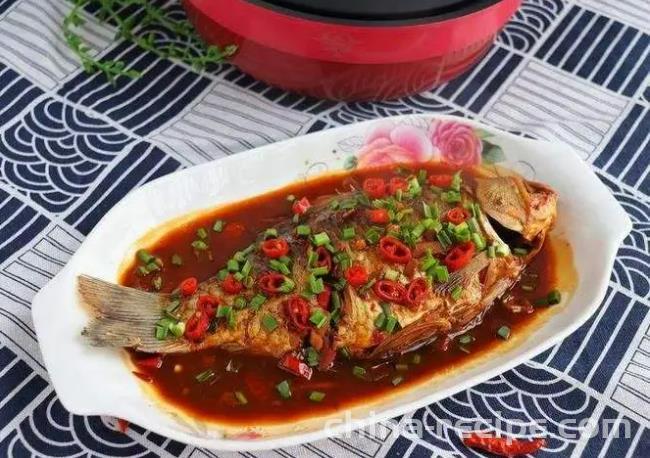 The recipe for spicy home cooked crucian carp