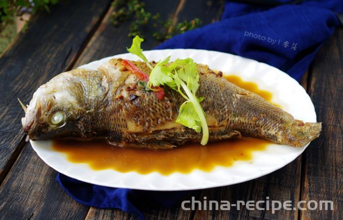 The recipe for braised freshwater bass