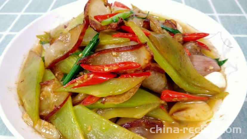 The method of stir frying preserved meat with Cantonese style lettuce