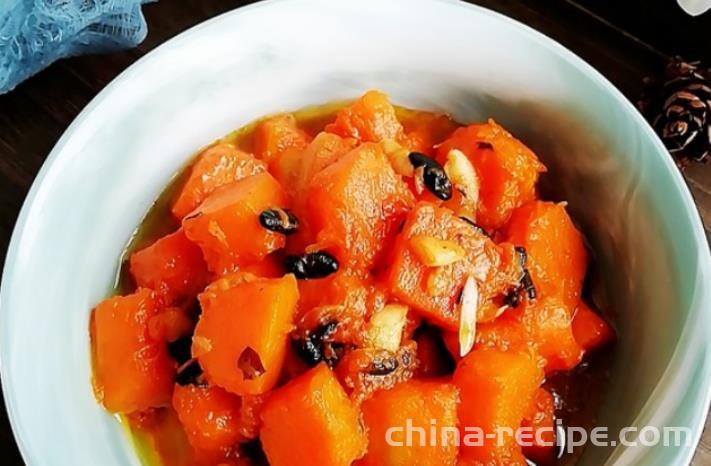 The method of stir frying pumpkin with garlic and fermented soybeans