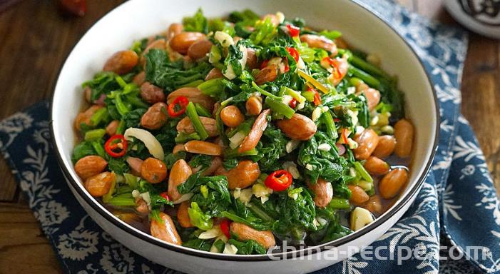 The recipe for fried peanuts and cold mixed spinach