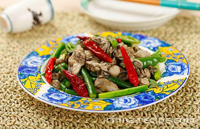 The method of stir frying oysters with chili peppers