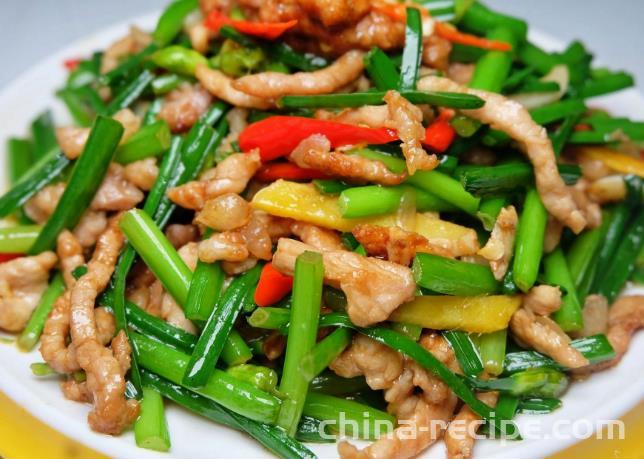 The method of stir frying shredded meat with chives