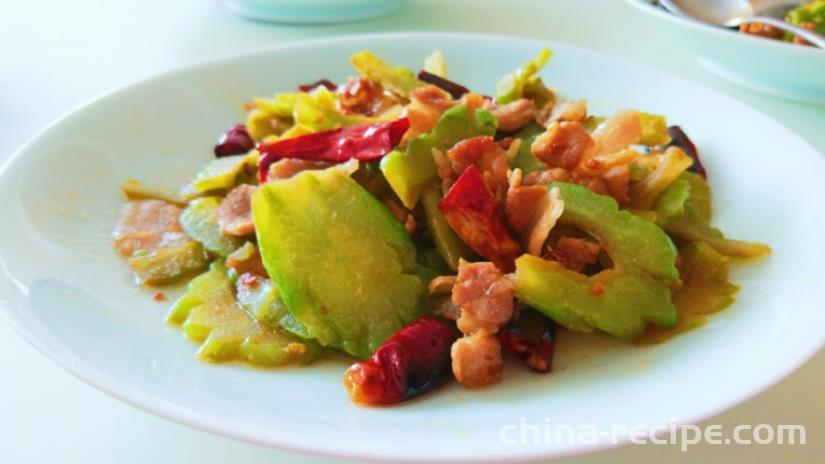 The method of stir frying bitter gourd slices with pork belly