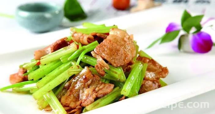 The method of stir frying celery with pork belly