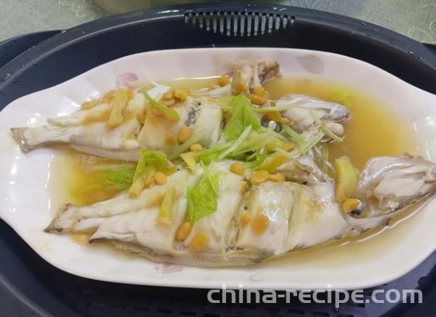 The Method of Steaming Braised Skin Fish with Cantonese style Preserved Meat and Soy Sauce