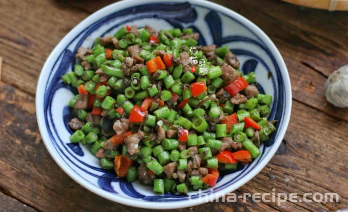 The method of stir frying minced green beans with minced meat