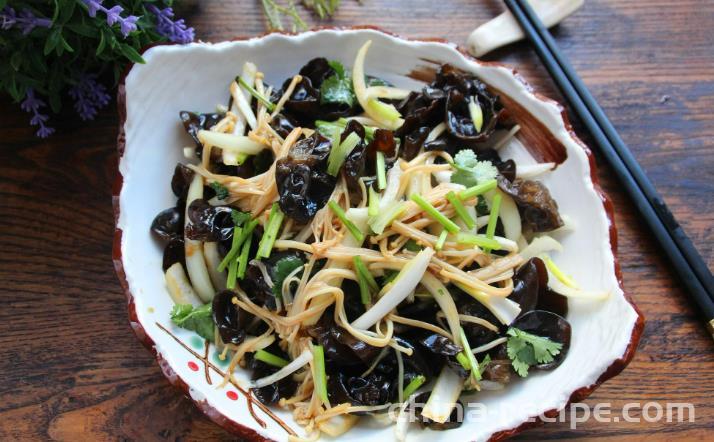 The method of cold mixing black fungus and golden needle mushroom