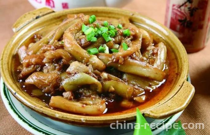 The method of stewing salted fish and eggplant with minced meat