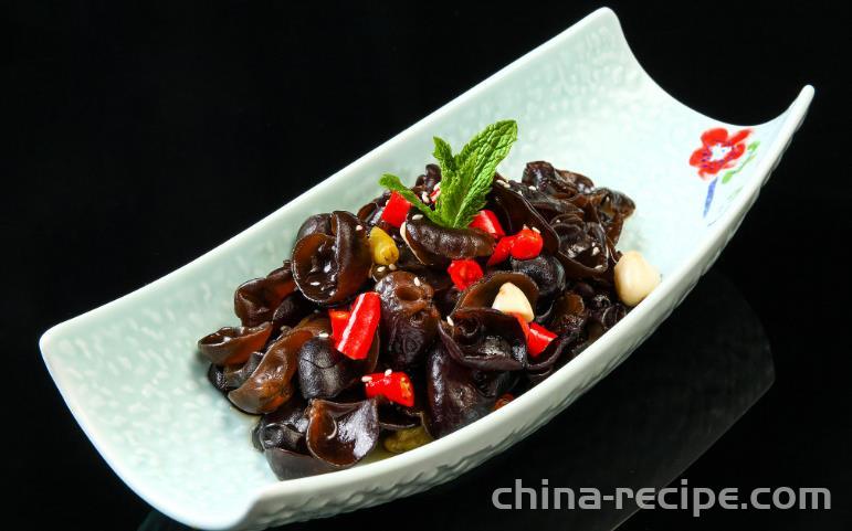 The method of cold mixing black fungus