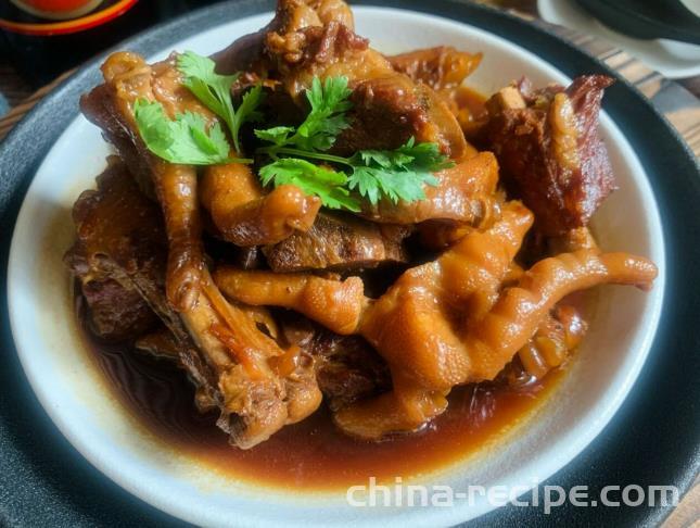 The recipe for stewing chicken feet with pork ribs