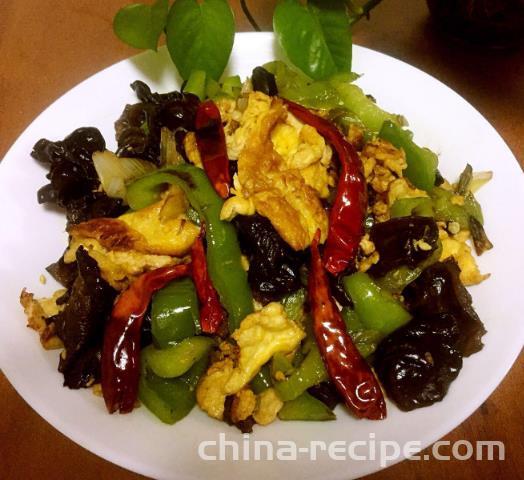 The method of stir frying black fungus with chili peppers