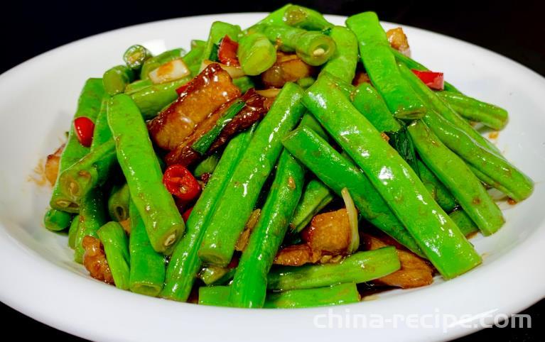 The method of stir frying green beans with meat