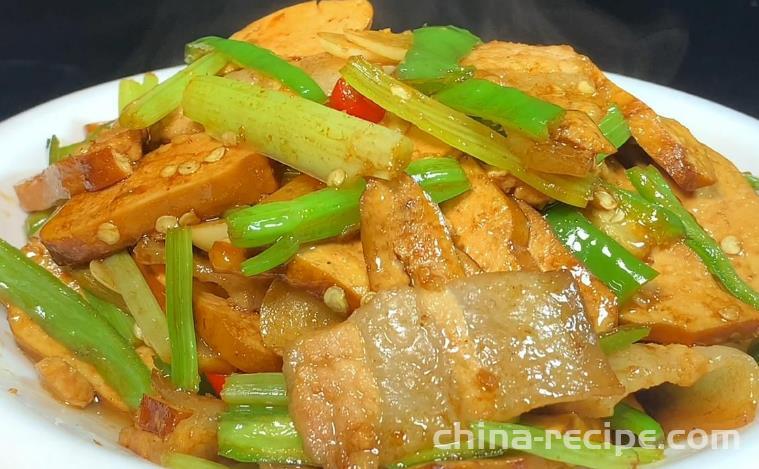 The method of stir frying tofu with meat