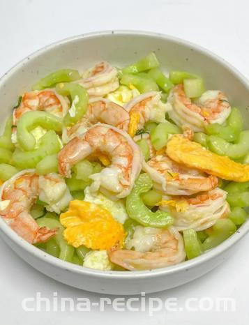 The method of stir frying skin, shrimp and meat with cucumber and eggs