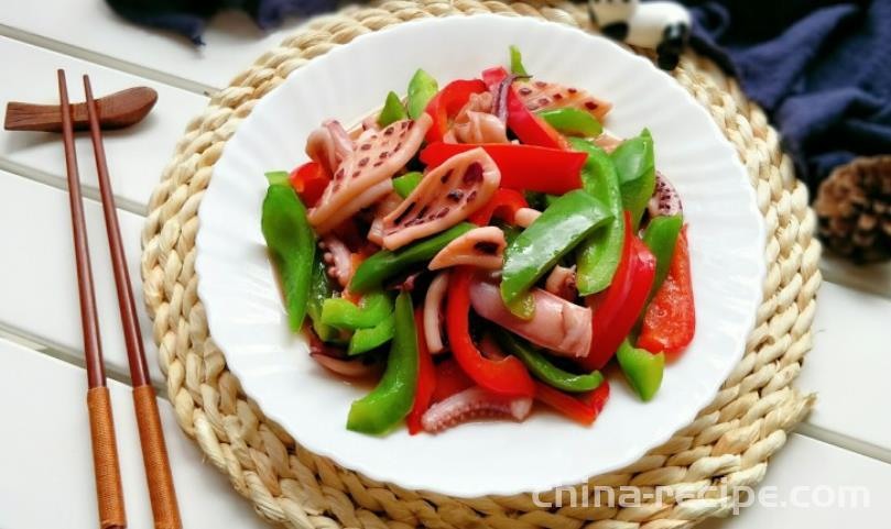 The method of stir frying squid with vegetable peppers