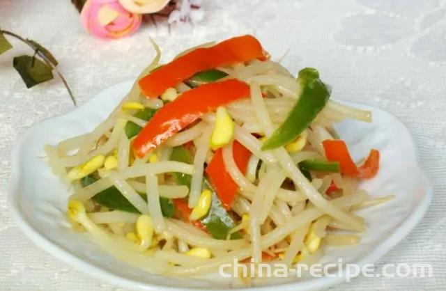 The method of stir frying bean sprouts with colored peppers