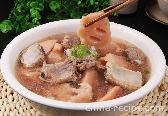 The method of stewing pork ribs with lotus root