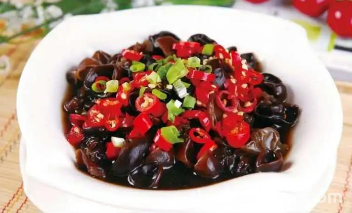 The method of stir frying black fungus with double peppers