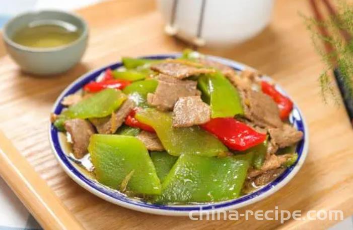 The method of stir frying lettuce slices with meat