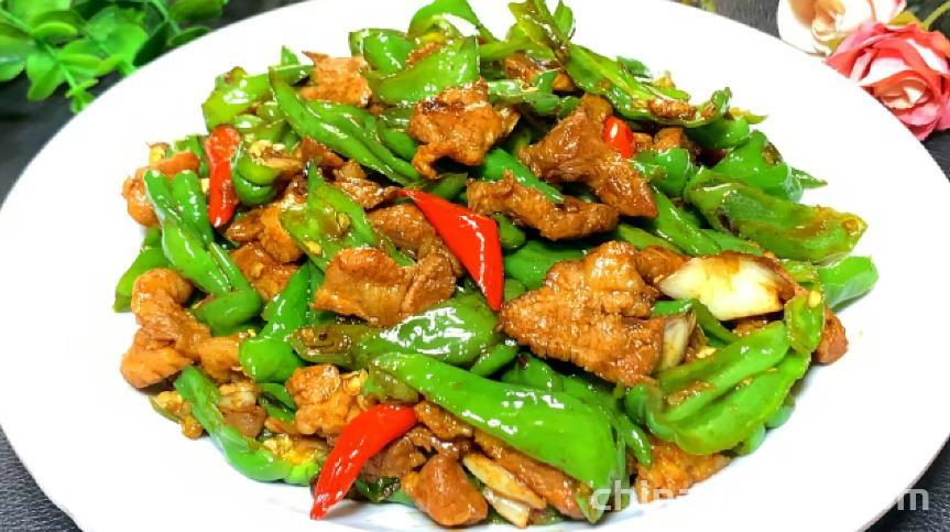 The method of stir frying pork with chili pepper