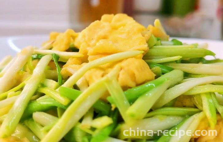 Method of stir frying garlic sprouts with eggs