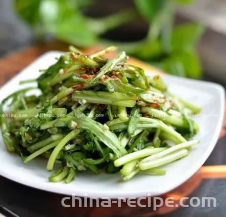 The method of mixing garlic with chrysanthemum