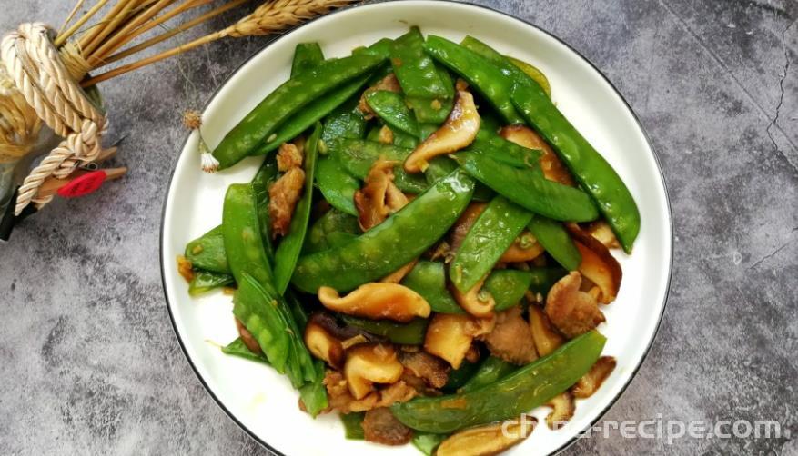 The method of stir frying bacon with Cantonese style Dutch beans, mushrooms, and shiitake mushrooms