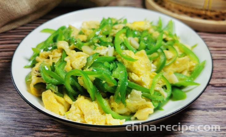 The method of stir frying eggs with shredded chili pepper