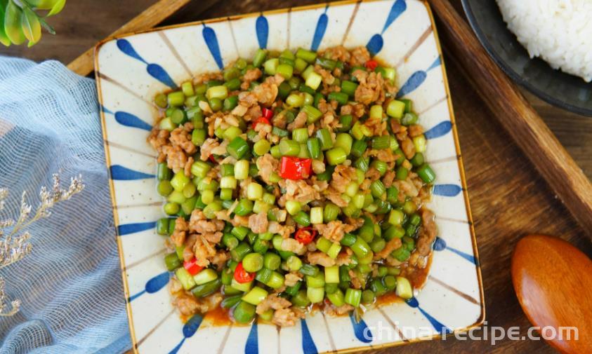 The method of stir frying minced meat with garlic sprouts