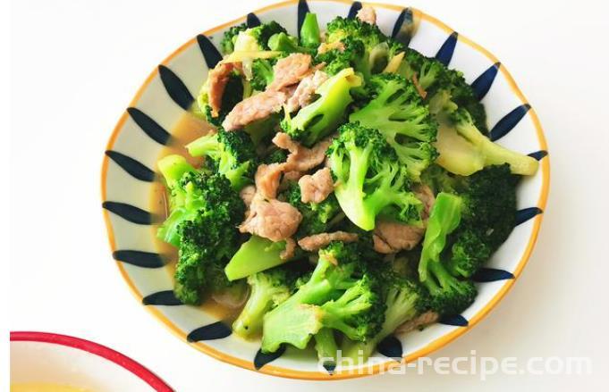 The method of stir frying pork slices with broccoli