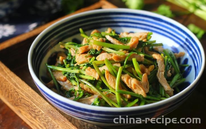 The method of stir frying shredded pork with cilantro