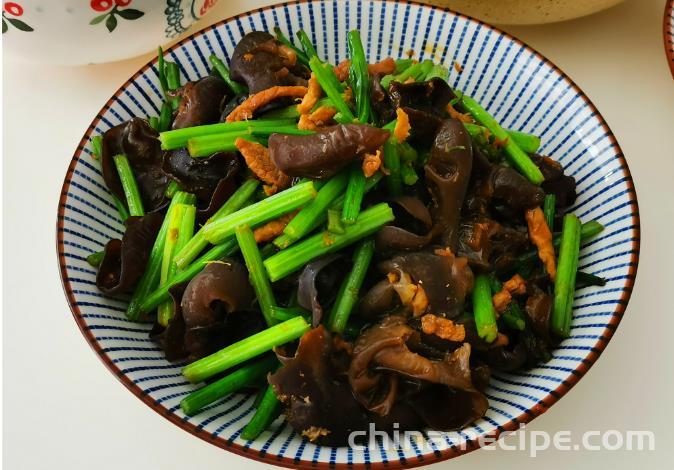 The method of stir frying shredded meat with celery and fungus