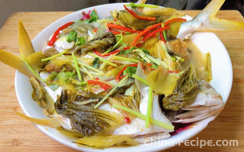 The method of steaming golden pomfret with Guangdong style sour plum