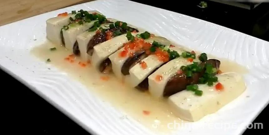 The method of frying mushroom slices and steaming tofu