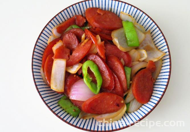 The method of stir frying sausage with onions