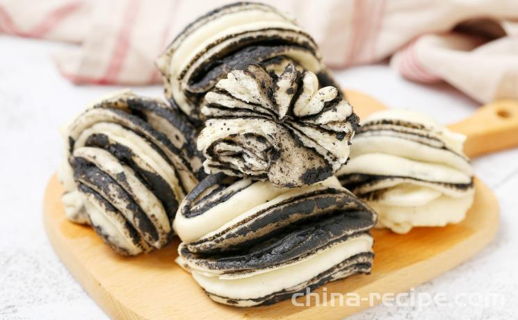 Practice of Steamed rolls with black sesame grains