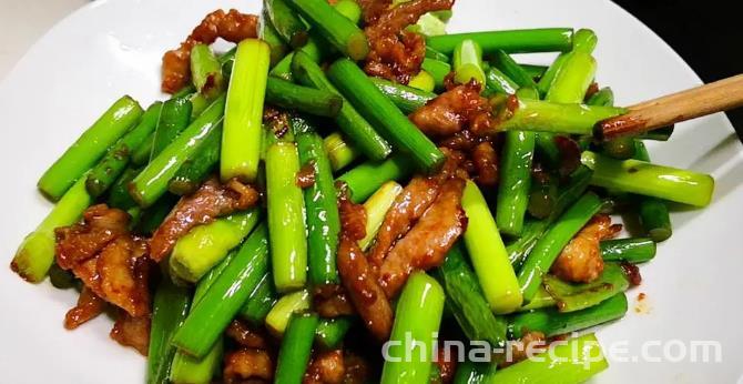 The method of stir frying meat with garlic sprouts