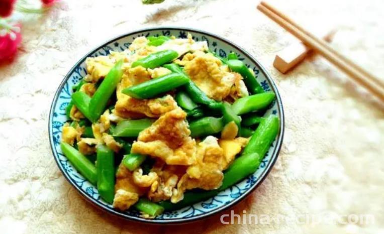 The recipe for stir frying eggs with asparagus