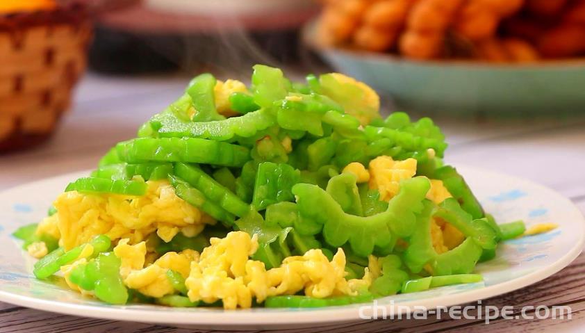 The method of stir frying eggs with bitter melon