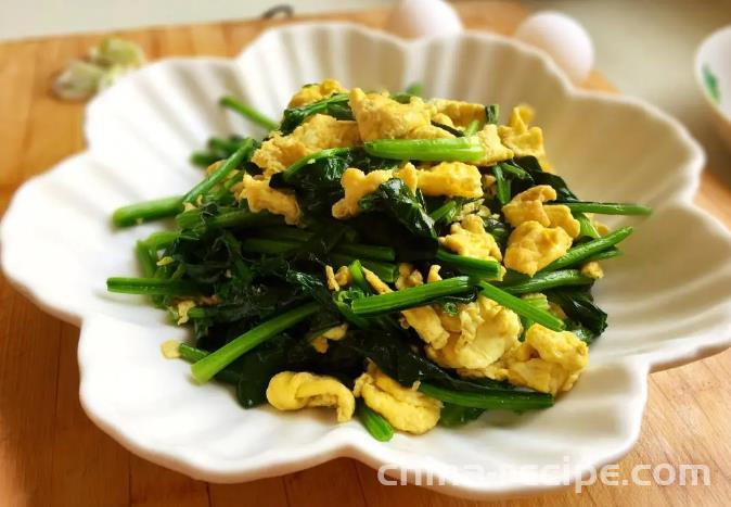 The method of stir frying eggs with spinach