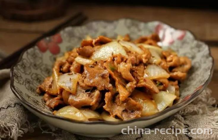 The method of stir frying pork slices with cumin onion