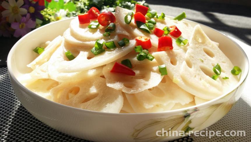 The method of stir frying white lotus root with spicy sauce