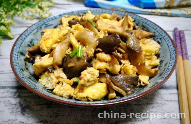 The method of stir frying eggs with fresh mushrooms