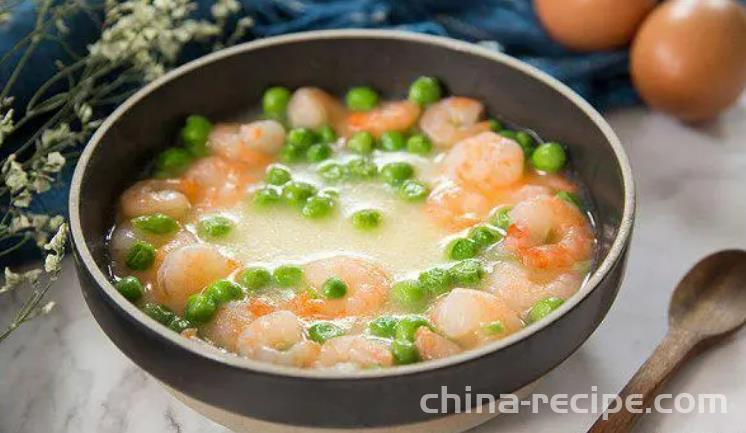 The method of steaming eggs with peas and shrimp