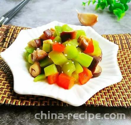 The method of stir frying diced shiitake mushrooms and bamboo shoots