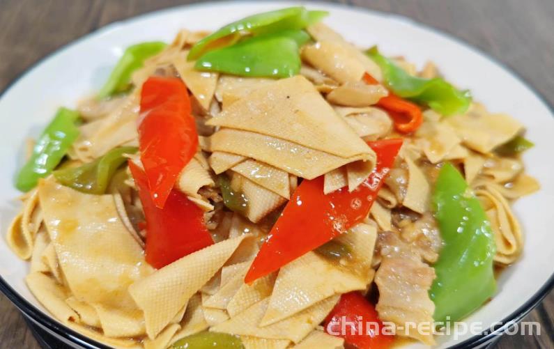 The method of stir frying chili peppers with dried tofu