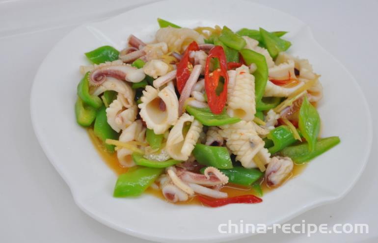 The recipe for stir frying squid with green peppers