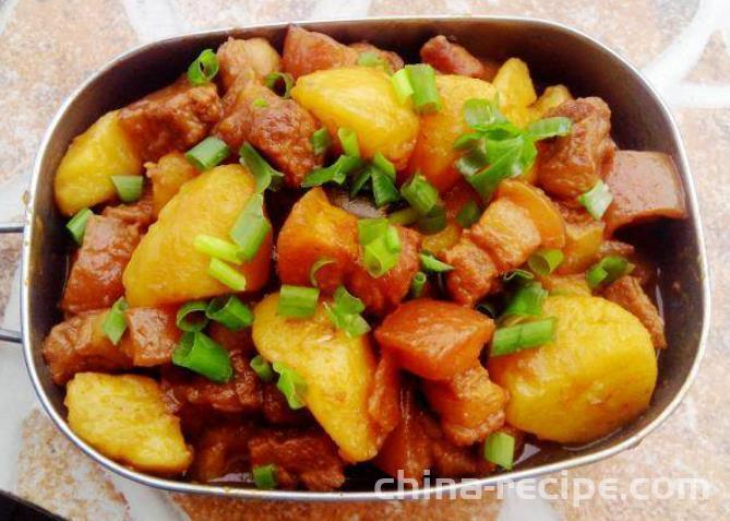 The method of stewing pork with potato chunks