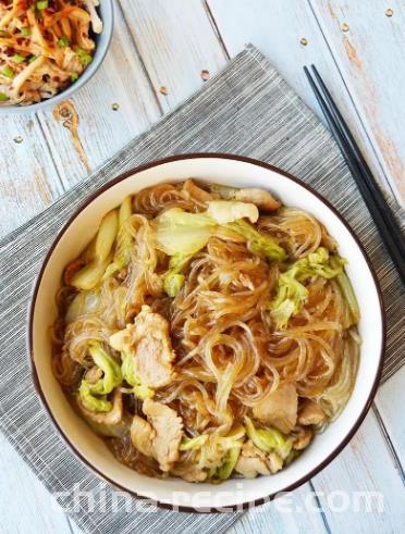 The method of stewing pork and cabbage with vermicelli